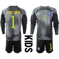 Camisa de Futebol Brasil Alisson Becker #1 Goleiro Equipamento Principal Infantil Mundo 2022 Manga Comprida (+ Calças curtas)